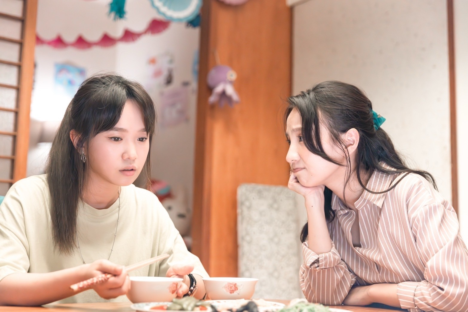嚴正嵐(左)與姚淳耀吵架,和張寗訴苦。(圖/公視台語台、華視提供)