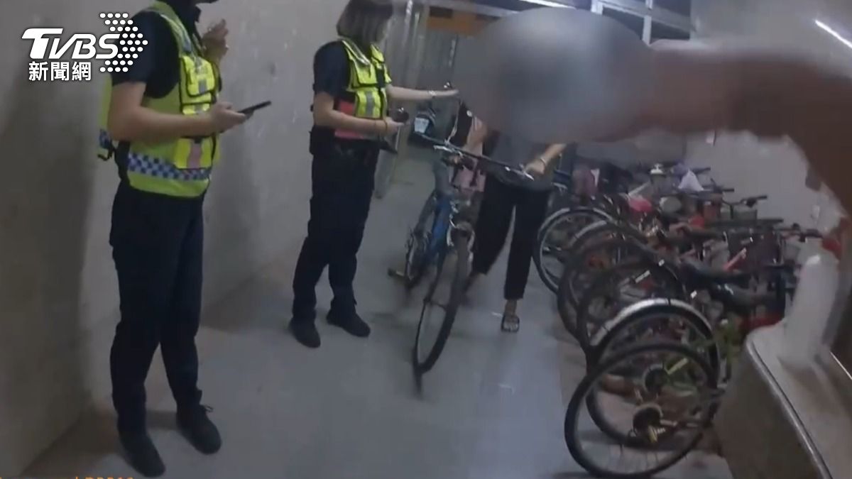 將女童的折疊腳踏車收進巡邏車，將人平安在回父母家。（圖／TVBS）