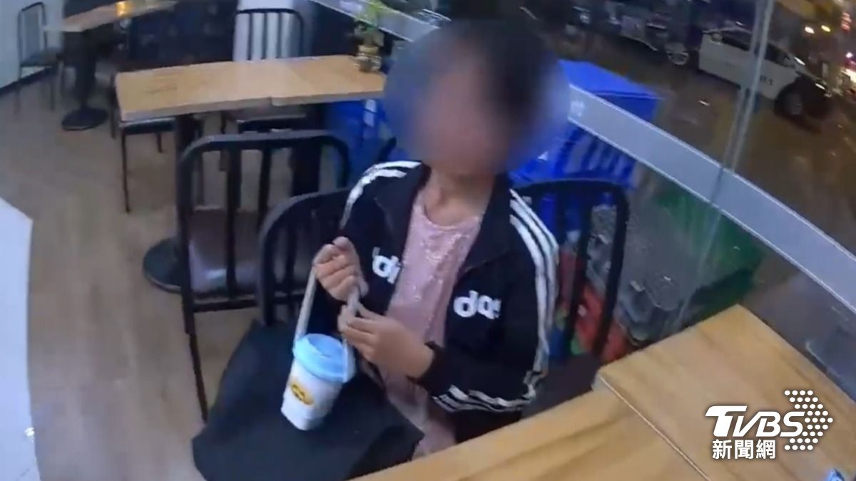 台中國小女童深夜坐超商不敢回家 哭喊:我作業沒寫完