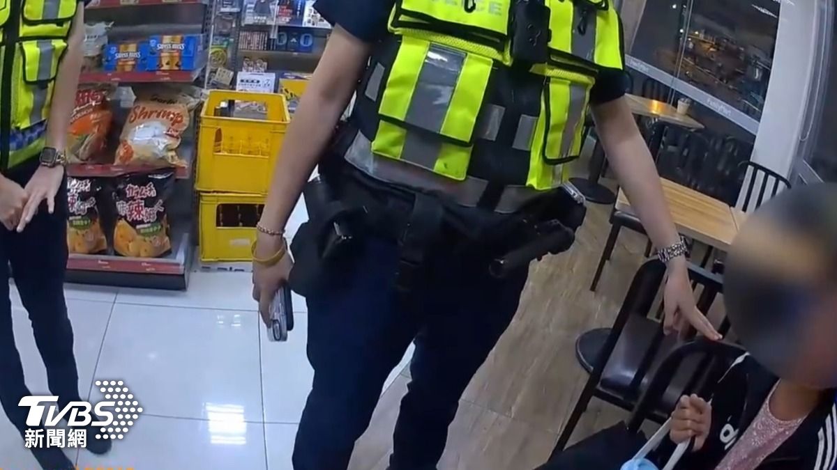 女童見到警方邊哭邊訴說著「自己因功課沒寫完，不敢回家」。（圖／TVBS）