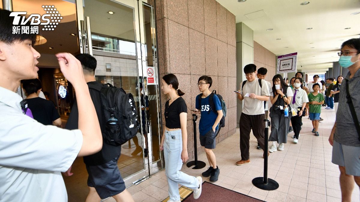 一早百貨公司開門營業，現場工作人員協助引導民眾入場。（圖／記者胡瑞麒攝）