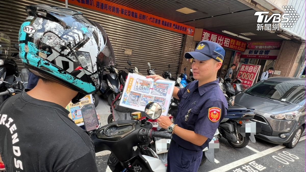 警方向騎士宣導。(圖/TVBS)