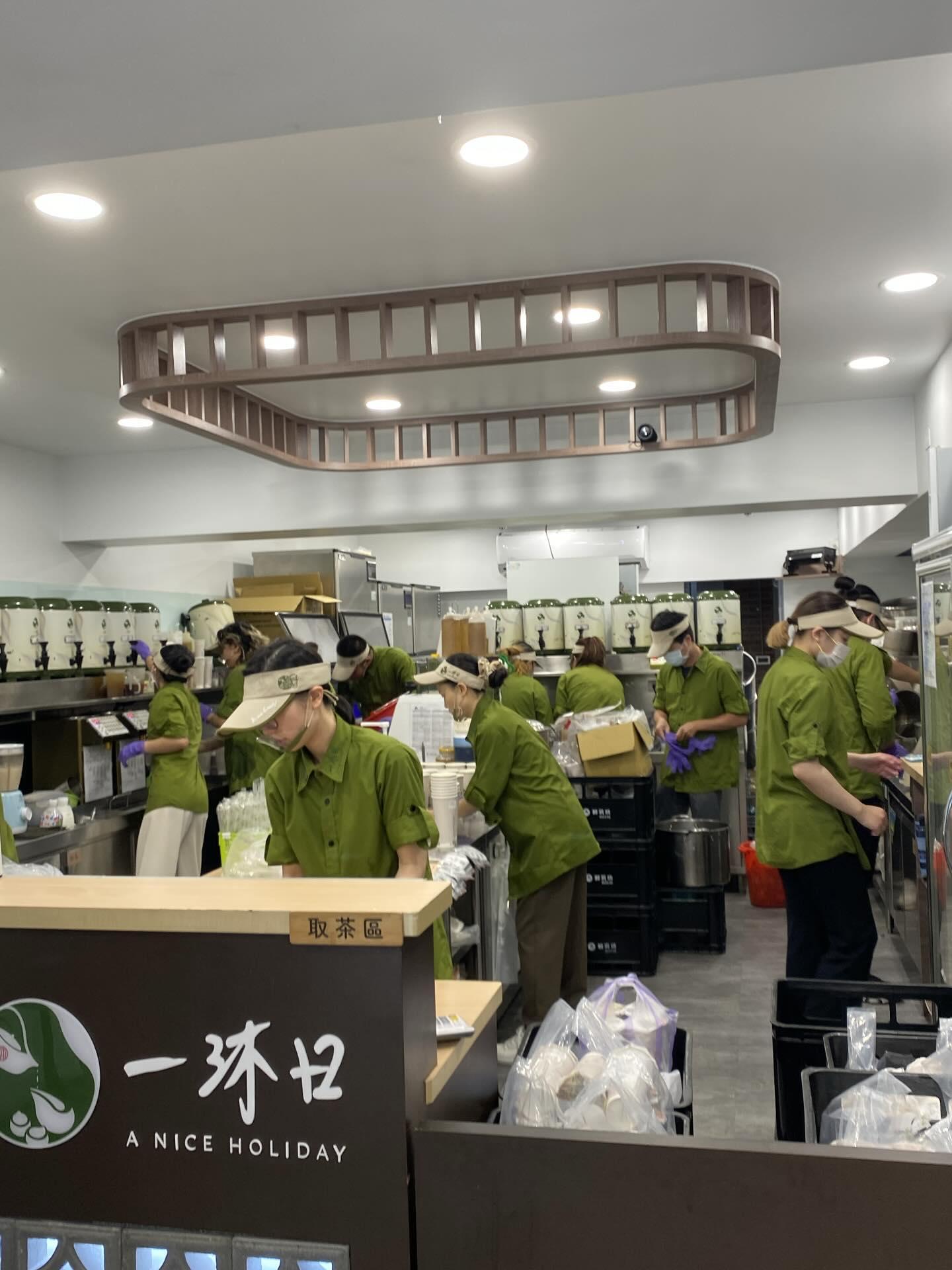 一沐日多名員工同時在崗位上製作飲品。（圖／翻攝自Threads）