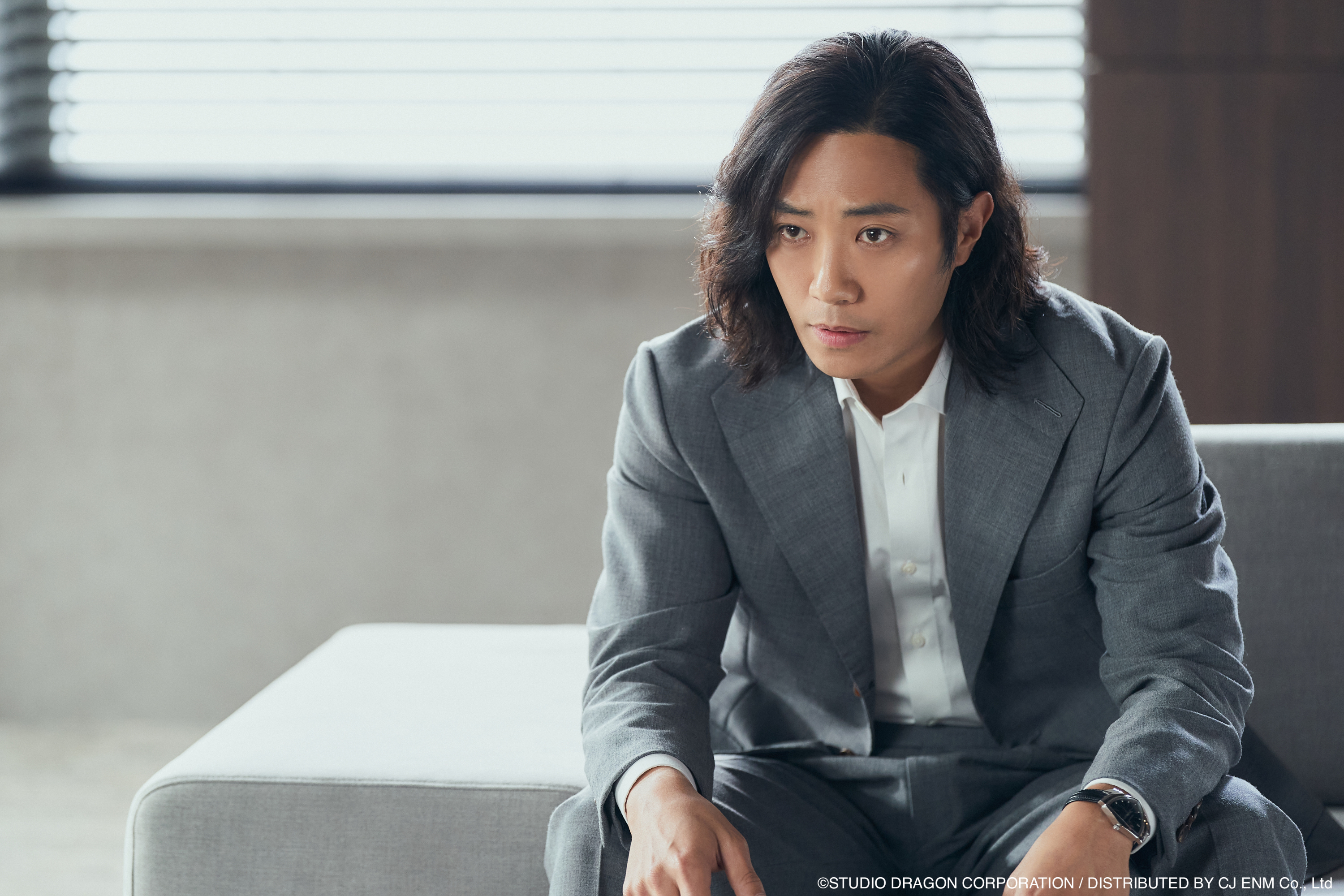 晉久雖然飾演反派,但是又痞又帥的演出讓觀眾討厭不起來。(圖/Hami Video提供)