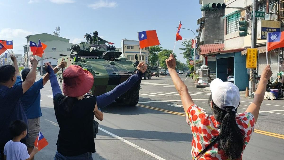 為漢光暖身!超帥333旅戰甲車現身屏東市區 民眾嗨搖國旗