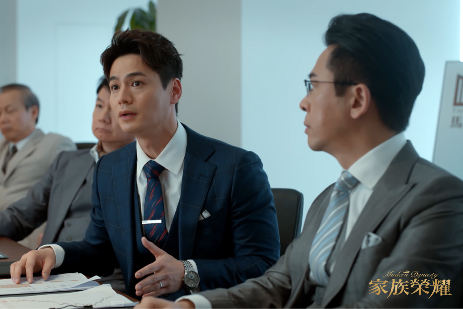 羅子溢（左）與大哥郭政鴻（右）對二哥的提案有意見。（圖／TVBS）
