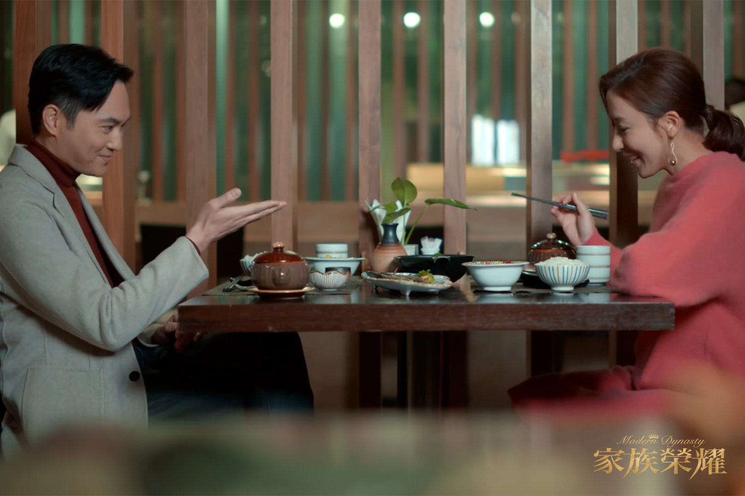 楊茜堯（右）與張智霖互動頻繁，引起眾人質疑兩人關係。（圖／TVBS）