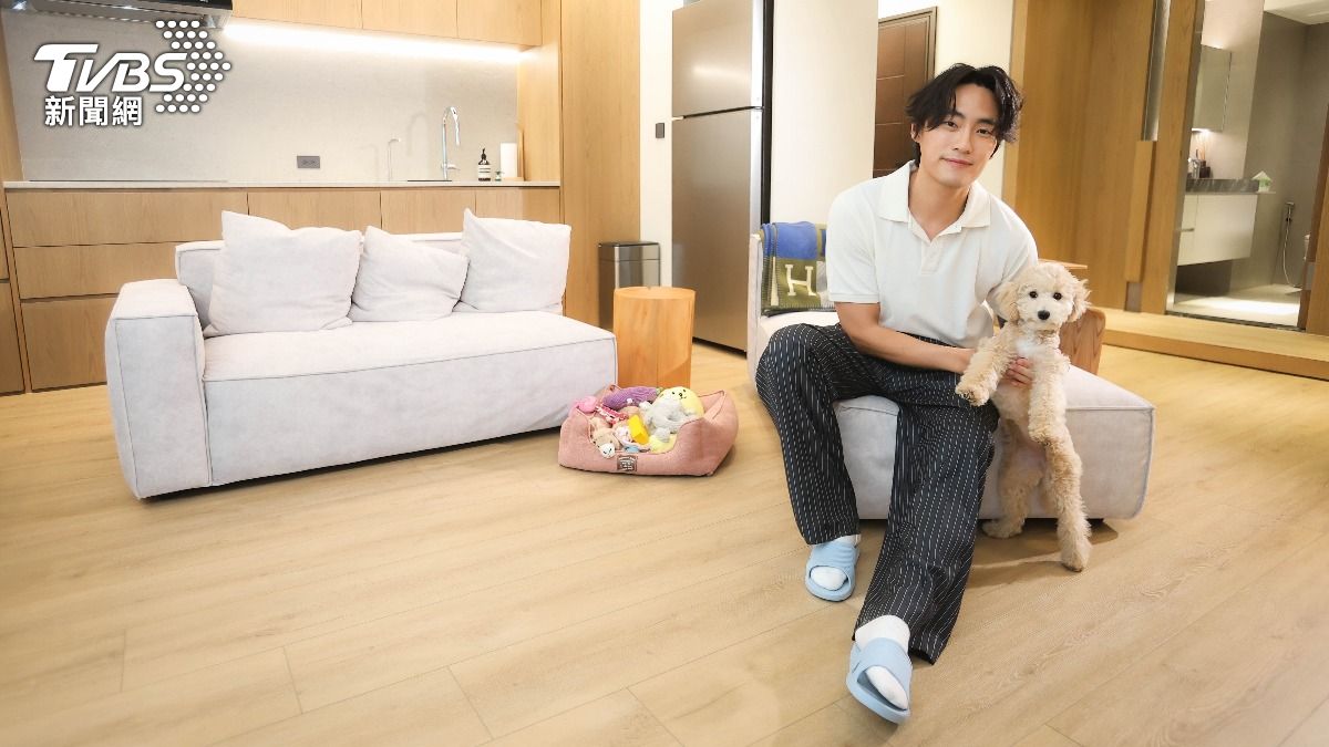 Vic的單身宅裡特別收養了1隻貴賓狗「Woody」。(圖/張哲鳴攝)