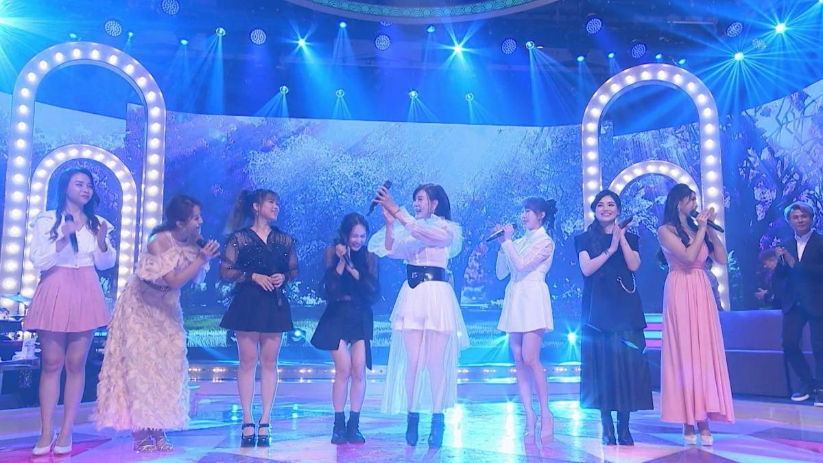 龍千玉帶領女藝人一起演唱。(圖/民視提供)