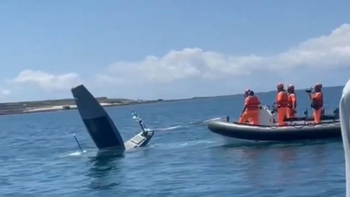 澎湖外海驚現詭異衝浪板 貼滿太陽能板、GPS疑美軍無人艦