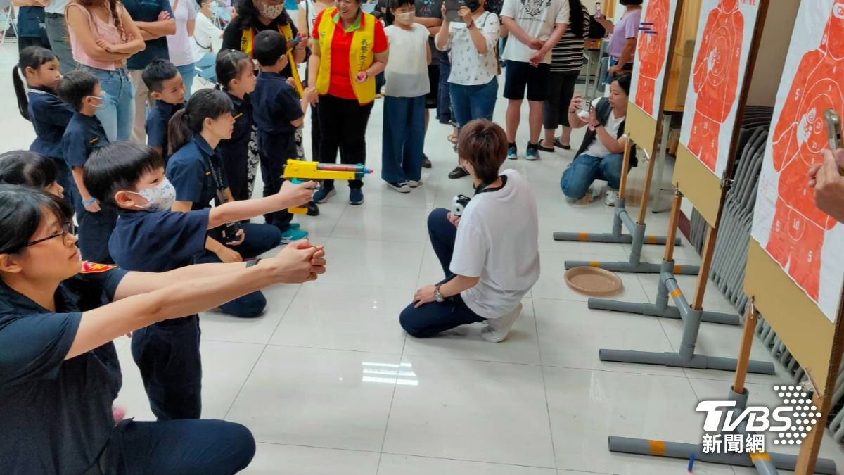 多元婦幼安全結合遊戲關卡，讓小朋友從中體驗警察職能。（圖／TVBS）