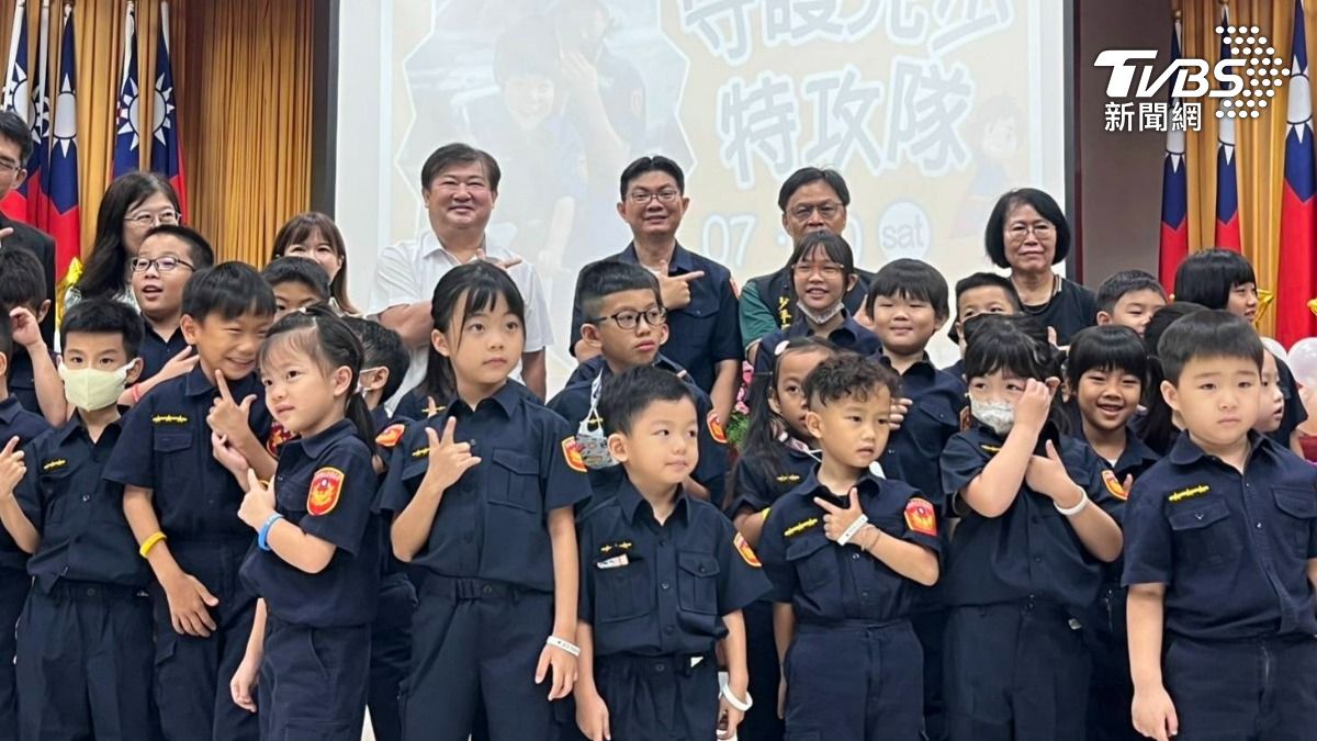 多元婦幼安全結合遊戲關卡，讓小朋友從中體驗警察職能。（圖／TVBS）