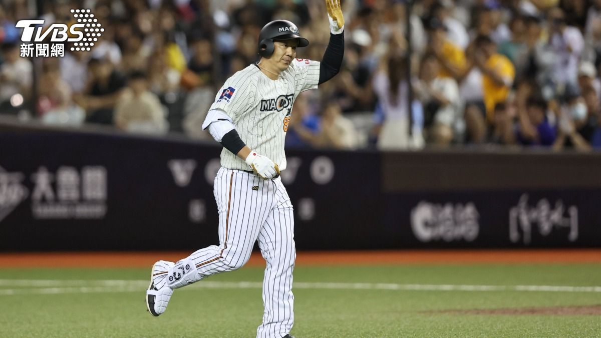 周思齊身穿誠泰Cobras「85號」球衣驚喜登場。(圖/葉志明攝)