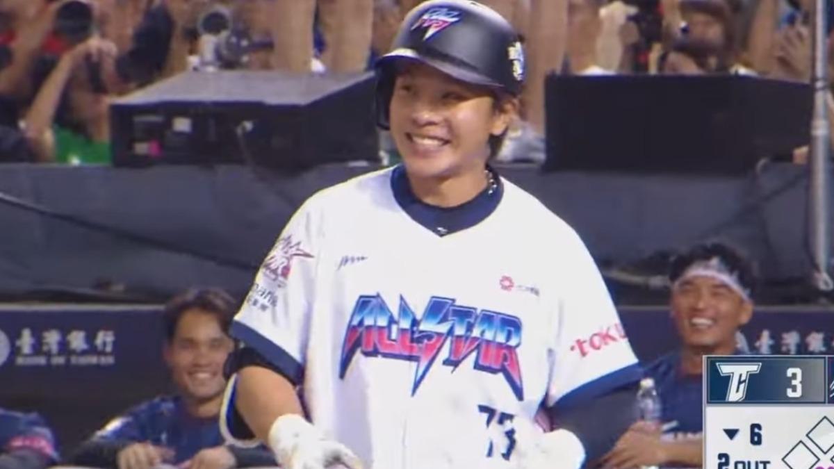 葉保弟登場，上演「粒保樂園」。（圖／中華職棒大聯盟提供）