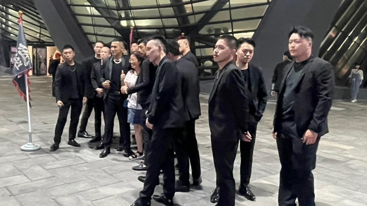 主辦單位特地安排多位黑衣人在場外接待。（圖／讀者提供）