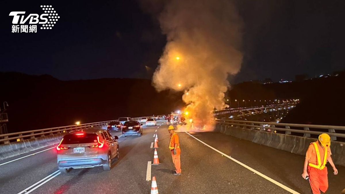 快訊/五楊高架驚傳「火燒車」!現場濃煙竄天