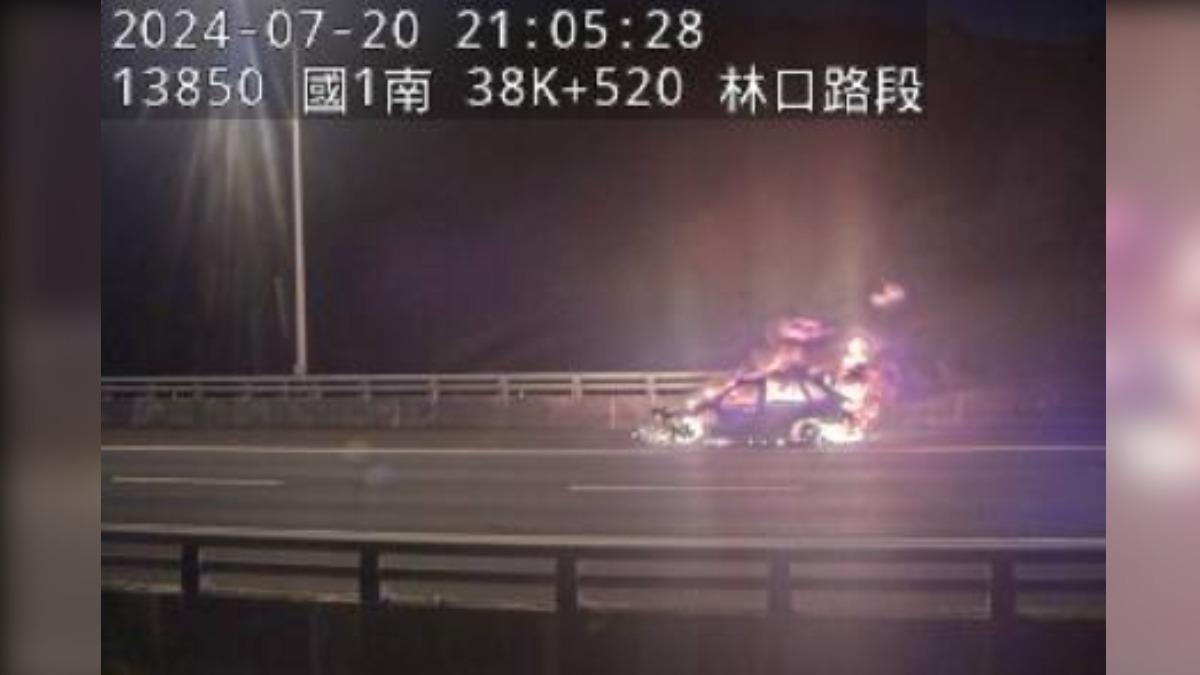 晚間9時許,車輛燃燒中。(圖/警方提供)