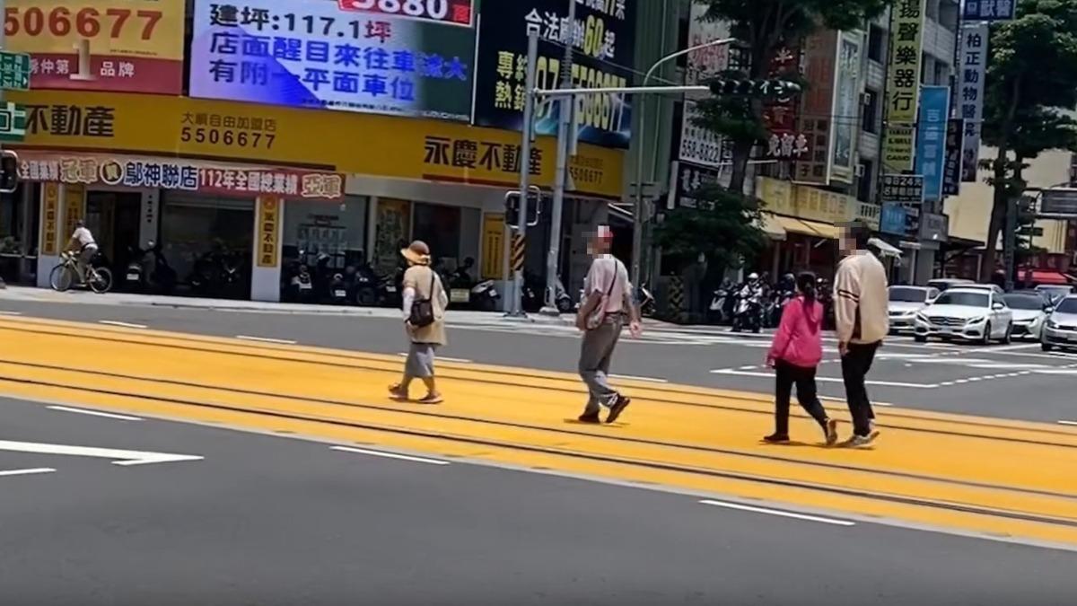 還以為是人行道!高雄輕軌軌道「驚見一家人散步」 警方說話了