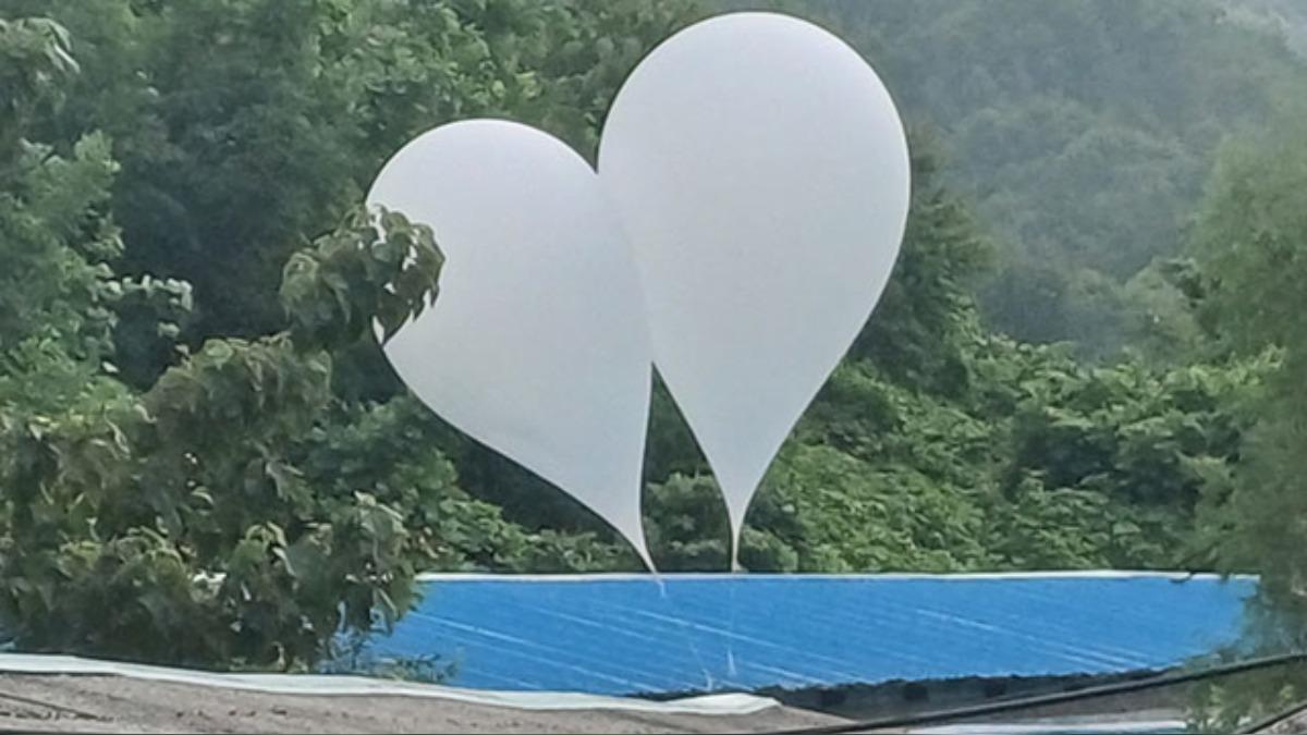 北韓自18日開始,連續第3天向南韓空飄穢物氣球。(圖/翻攝自KBS)