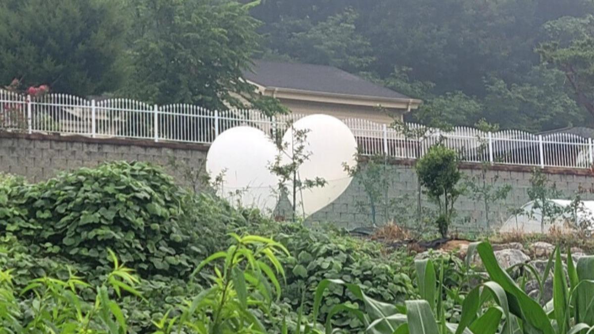 南韓聯合參謀本部指出「內含穢物的空飄氣球正向京畿北部地區移動」。(圖/翻攝自한겨레)