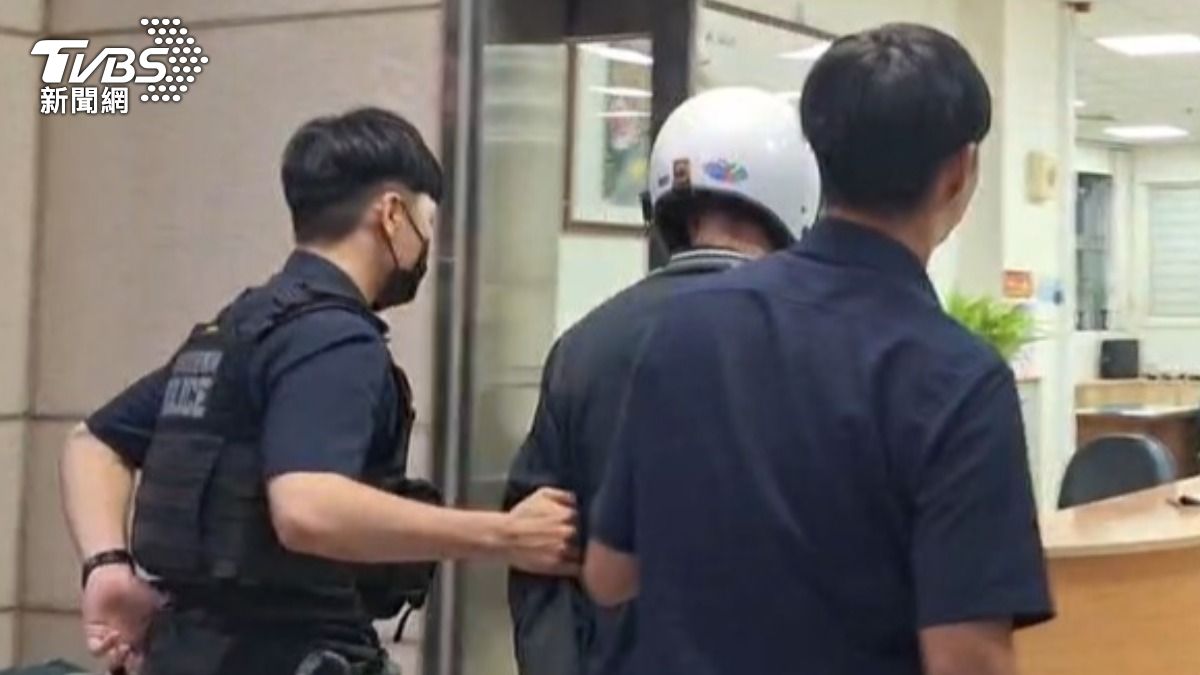 男子被警方帶回依殺人未遂移送。(圖/TVBS)