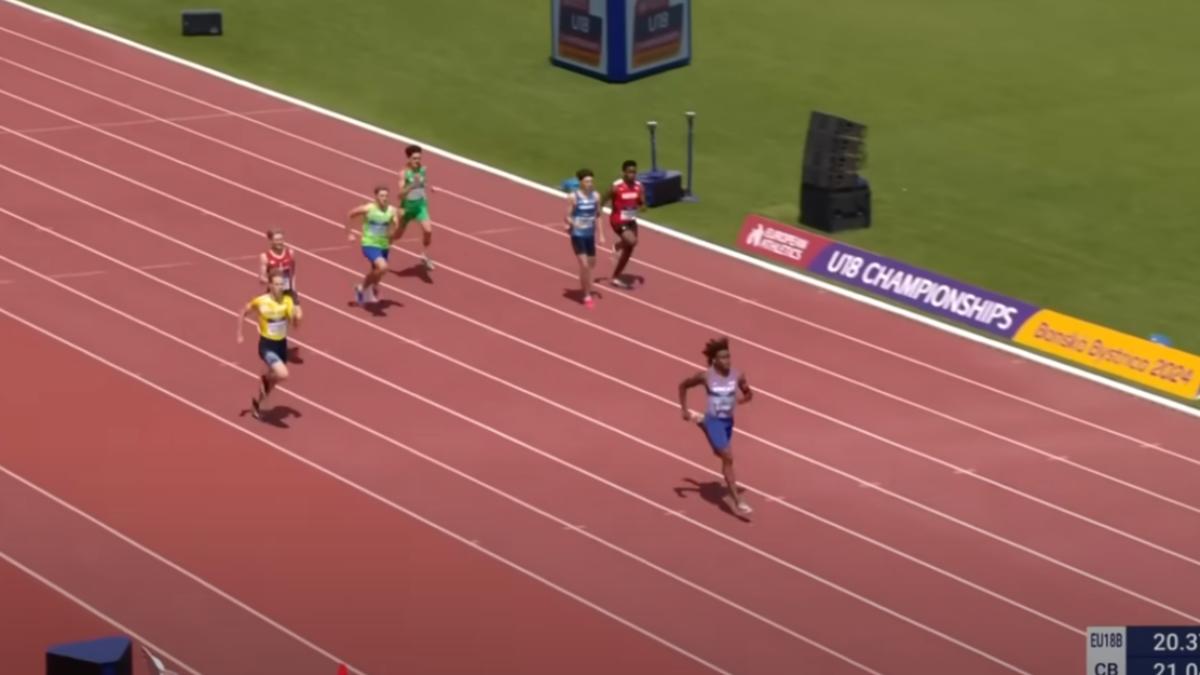 英國16歲短跑選手喬丹(右下),本大幅領先的他,卻因提早放慢速度,遭對手超車吞敗。(圖/翻攝自 European Athletics)