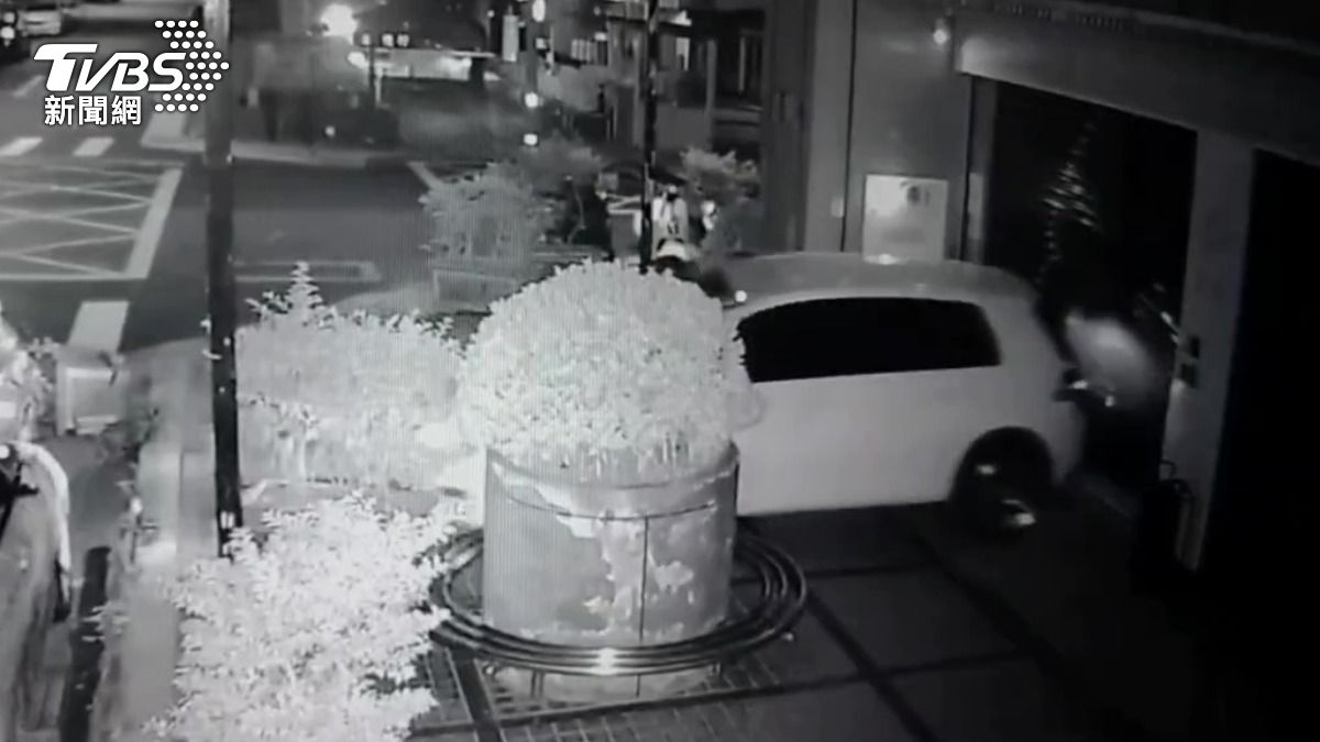 嫌犯倒車衝撞。（圖／TVBS）