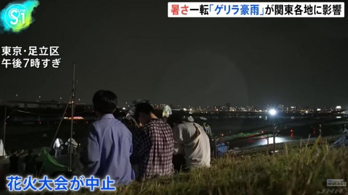 20日下午受不斷的打雷影響,主辦方擔心會有「落雷」危險,趕緊將花火大會取消,讓數十萬日本民眾覺得非常可惜。(圖/擷取自TBS NEWS)