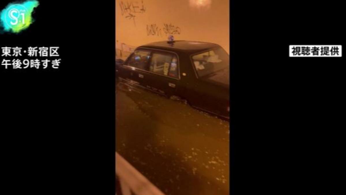 新宿太久保區有道路被雨水倒灌,有數台車子直接浸泡在雨水當中,造成當地交通堵塞。(圖/擷取自TBS NEWS)