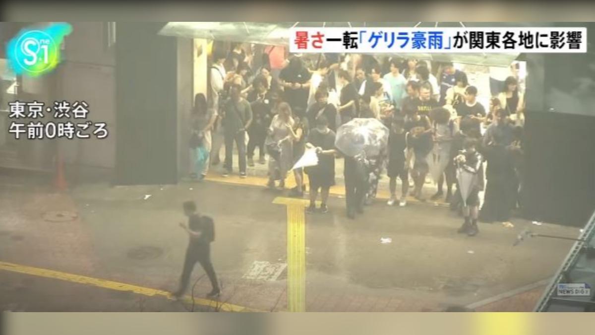 東京雷雨齊來！新宿計程車泡水　人氣煙火秀施放前20分鐘喊卡