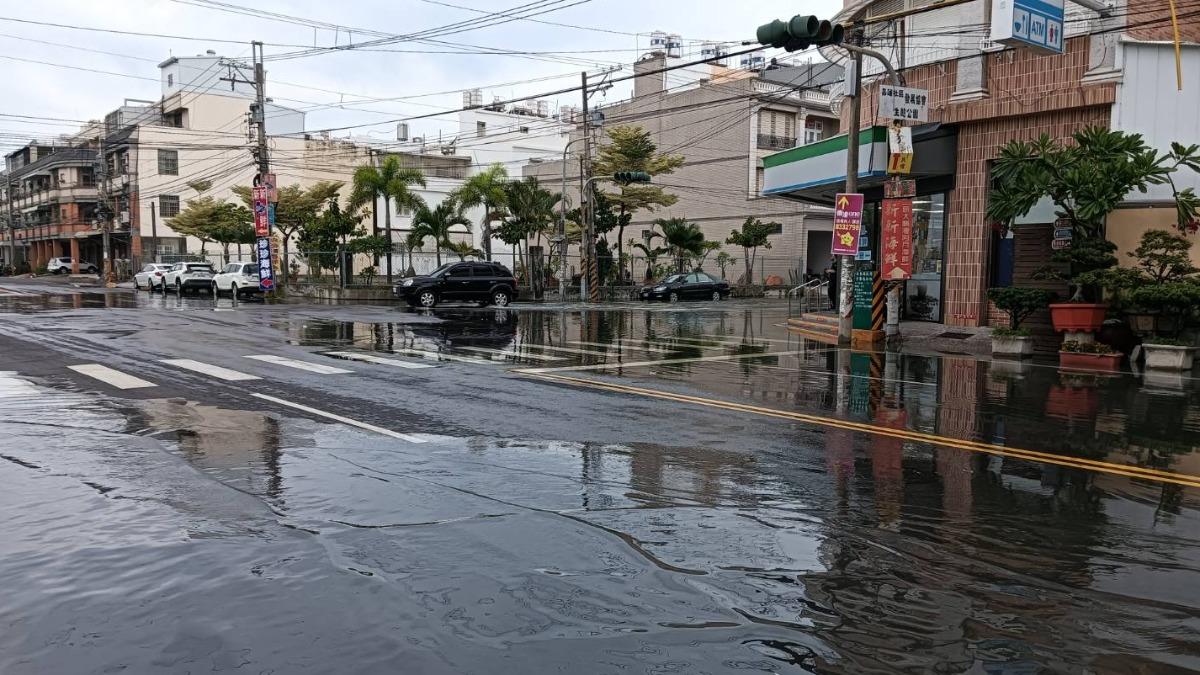年度天文大潮發威！屏東東港「海水漫街頭」　驚人畫面曝