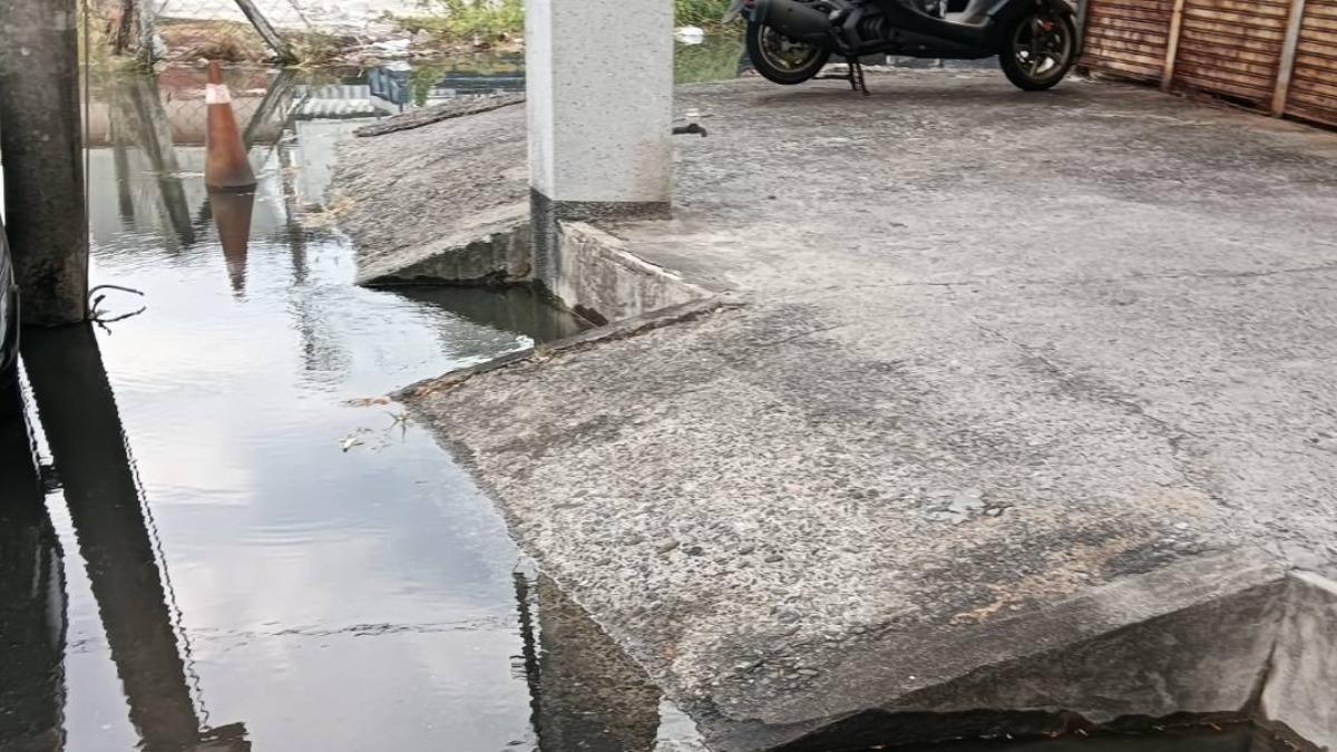 遇上年度大潮,海水淹上街道,驚人景象曝光。(圖/民眾提供)