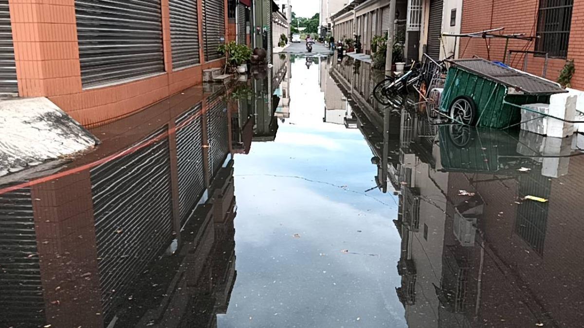 年度大潮出現,東港的民眾一早醒來發現海水淹上街道。(圖/民眾提供)