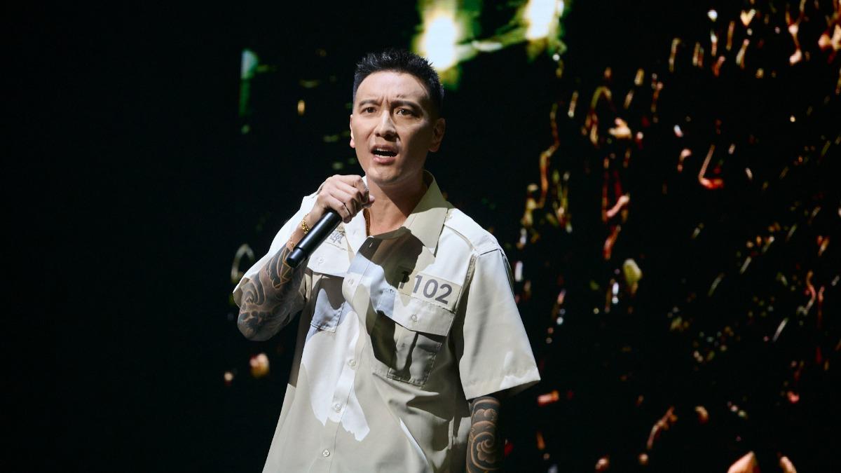 王陽明大聲怒吼嗆觀眾:「欸!去哪?我說結束才結束!都給我坐下!」(圖/曼尼娛樂提供)
