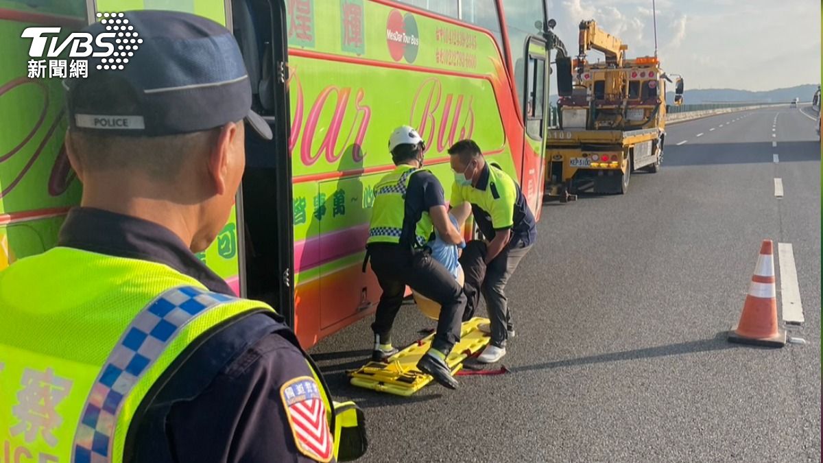 唐男疑似因身體不適失去意識，導致車輛自撞內側護欄。（圖／TVBS）