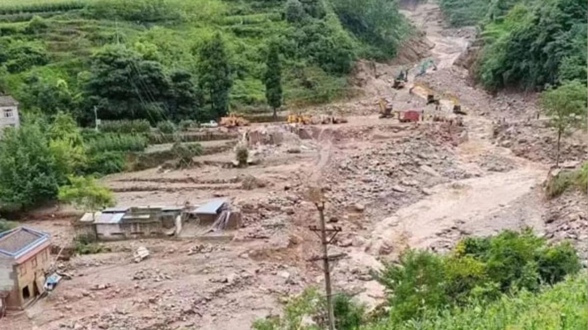 新華村遇襲後導致通訊、道路和橋樑中斷，另外有超過40棟房屋受損。（圖／翻攝自中國報）