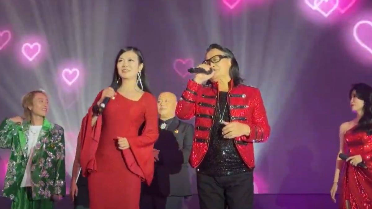 陳飛(左)跟沈文程一起合唱〈舊情也綿綿〉。(圖/酷思玩娛樂提供)