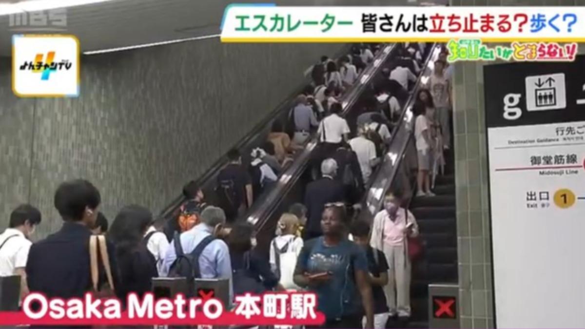 大阪民眾站右邊空下左邊給人走動。（圖／翻攝自MBS）