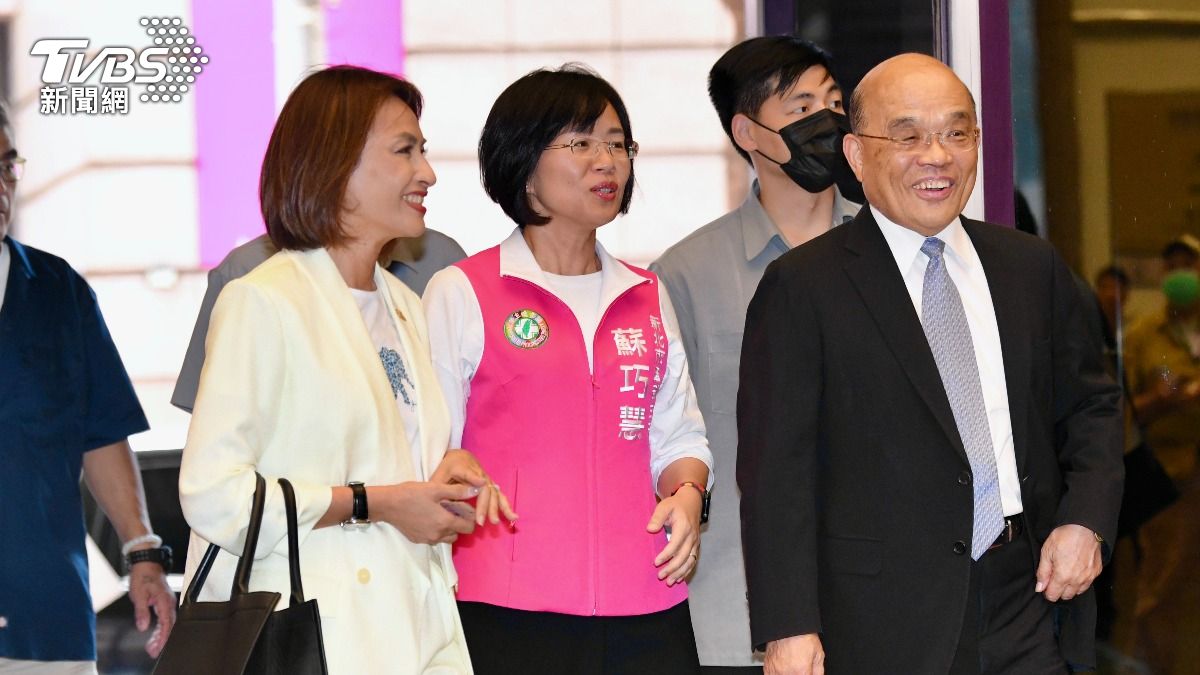 前行政院長蘇貞昌（右）與女兒、立委蘇巧慧（中）一同出席全代會。（圖／胡瑞麒攝）