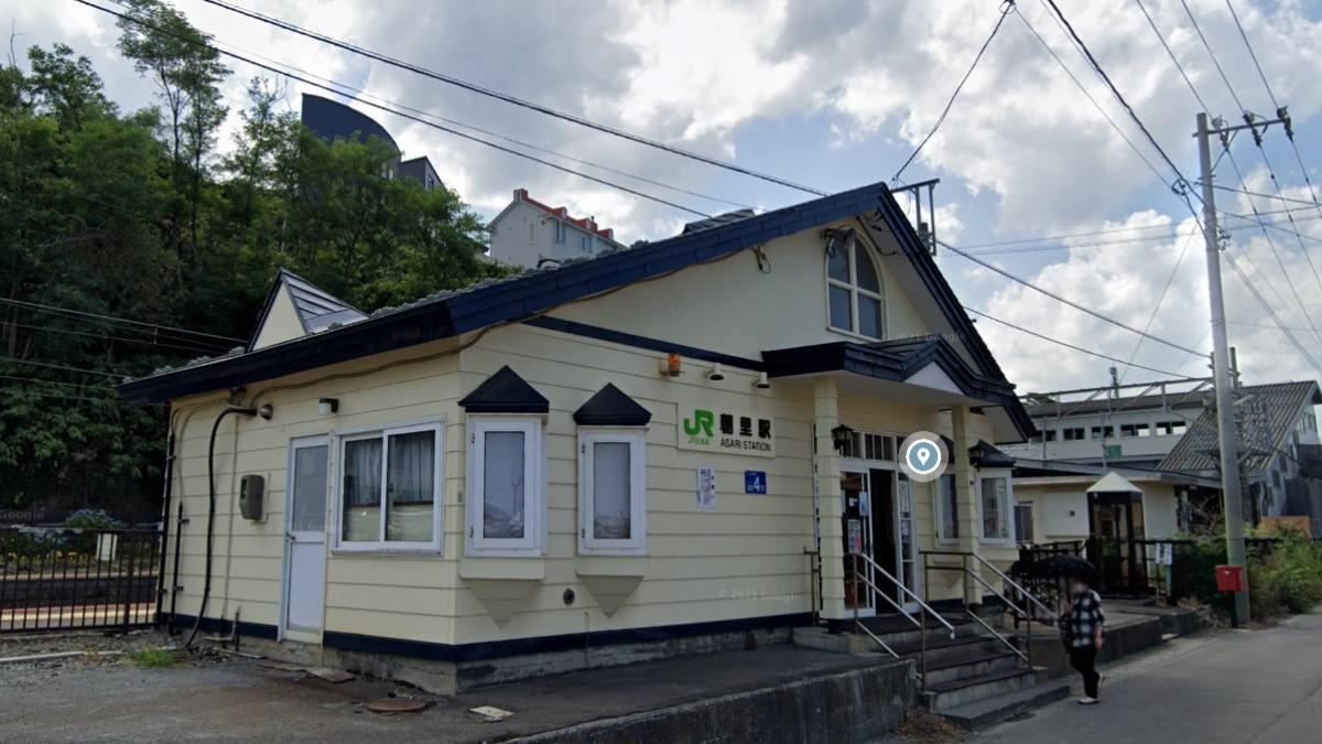 中國大陸媽不管屁孩石頭砸JR車站販賣機 被日女拍下暴怒動粗遭逮
