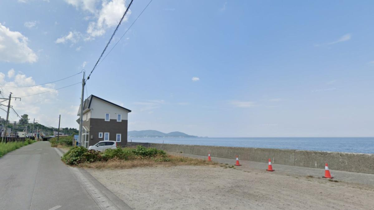朝里車站緊鄰日本海。（圖／翻攝自Google map）