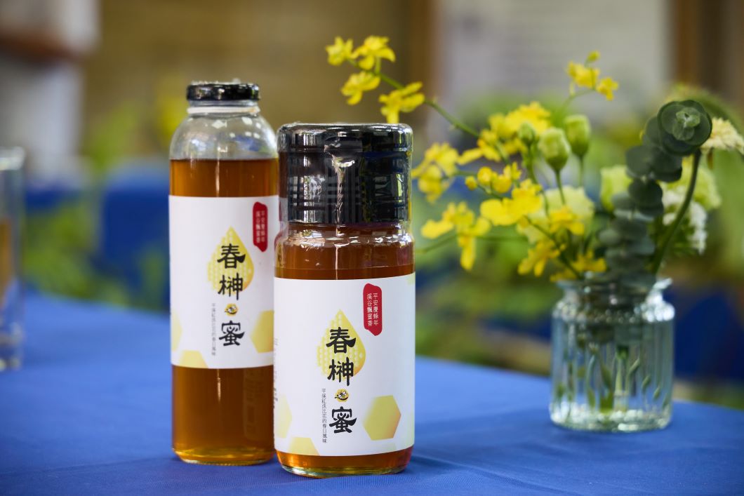 紫東社區以淡蘭古道地區特殊蜜源森式紅淡比所產的紅淡蜜作為主要商品(圖片來源:新北市政府農業局)