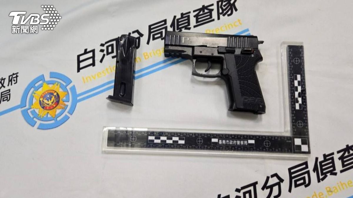 男子持改造手槍，不慎誤擊另一名男子右手，犯案後立即駕車逃逸。（圖／TVBS）