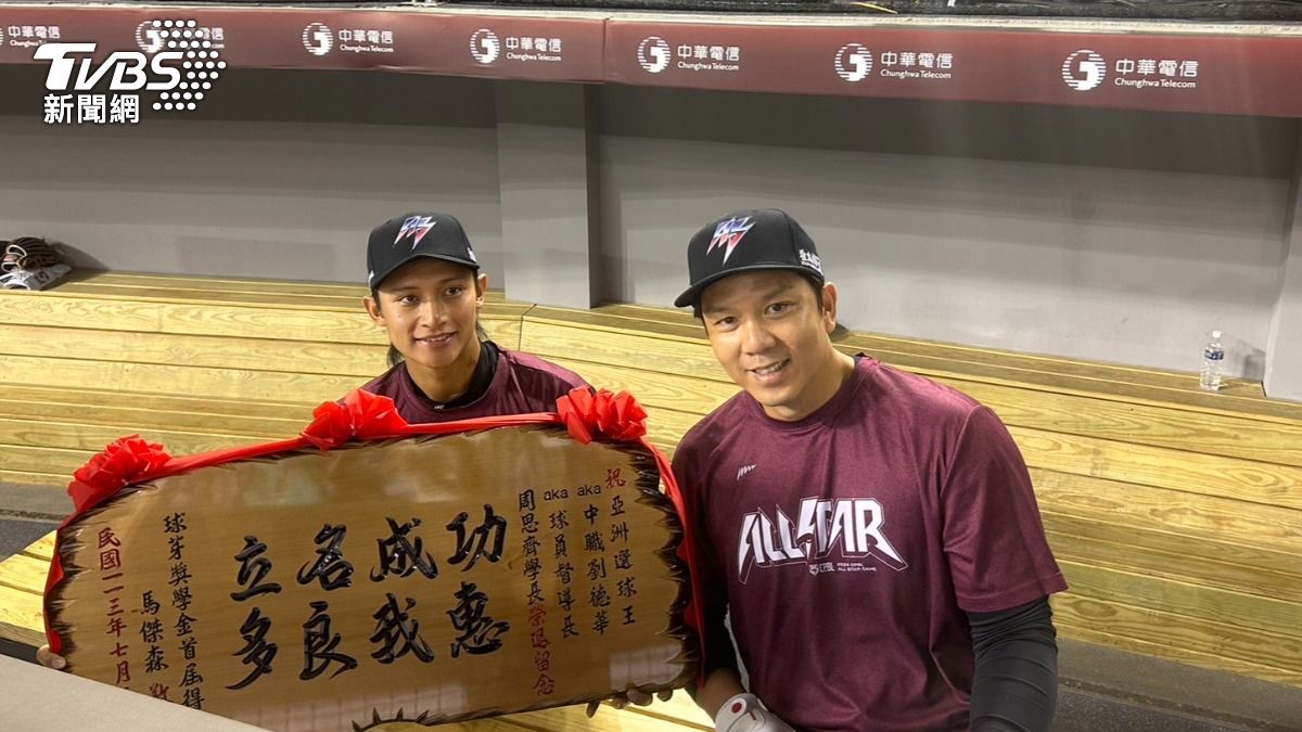 馬傑森作為周思齊球芽獎學金首屆得主,也送周思齊大學長特製匾額。(圖/林冠丞攝)