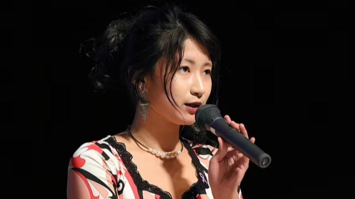 YouTuber 兼社會運動家 Kurumin Aroma 於 2017 年 4 月 26 日在東京舉行的研討會上講述了她被迫接觸色情內容的經歷。（圖／擷取自每日郵報）
