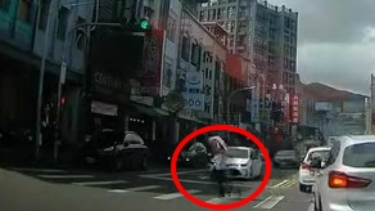 婦人過馬路遭撞。（圖／翻攝Facebook●【爆料公社】●）