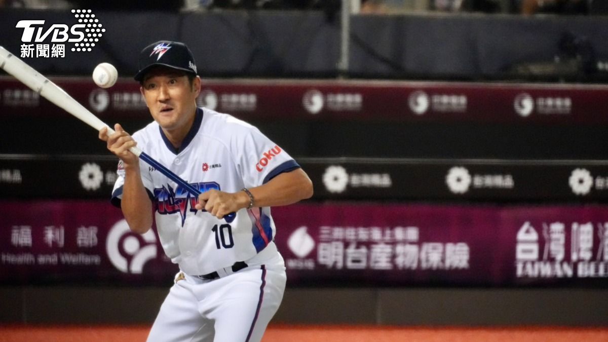 平野首球就執行觸擊,展現日式球風。(圖/區國強攝)