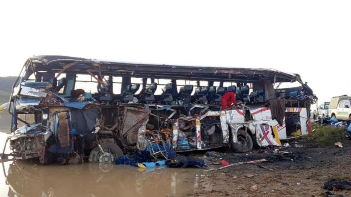 玻利維亞今年最慘車禍　卡車超車失敗對撞巴士至少22人死