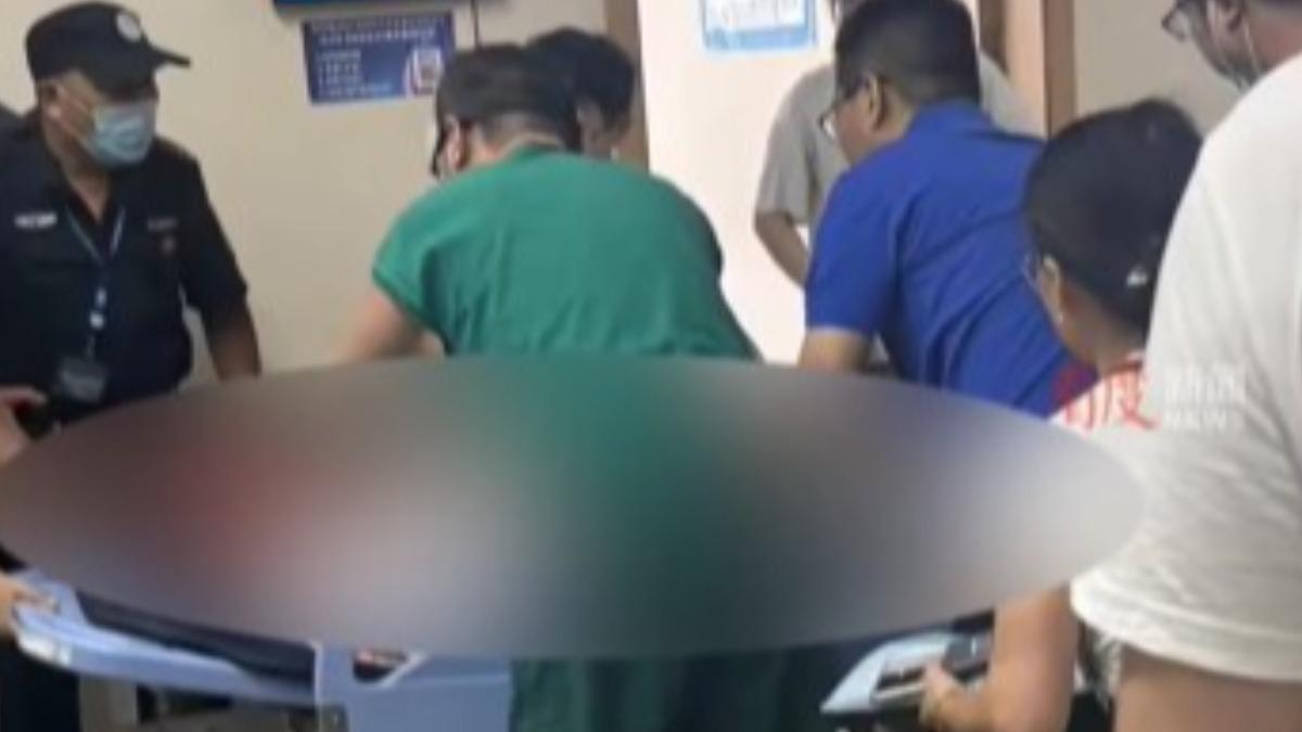 李晟醫師躺在擔架上被搶救。(圖/翻攝自 微博 椒哥微记录)