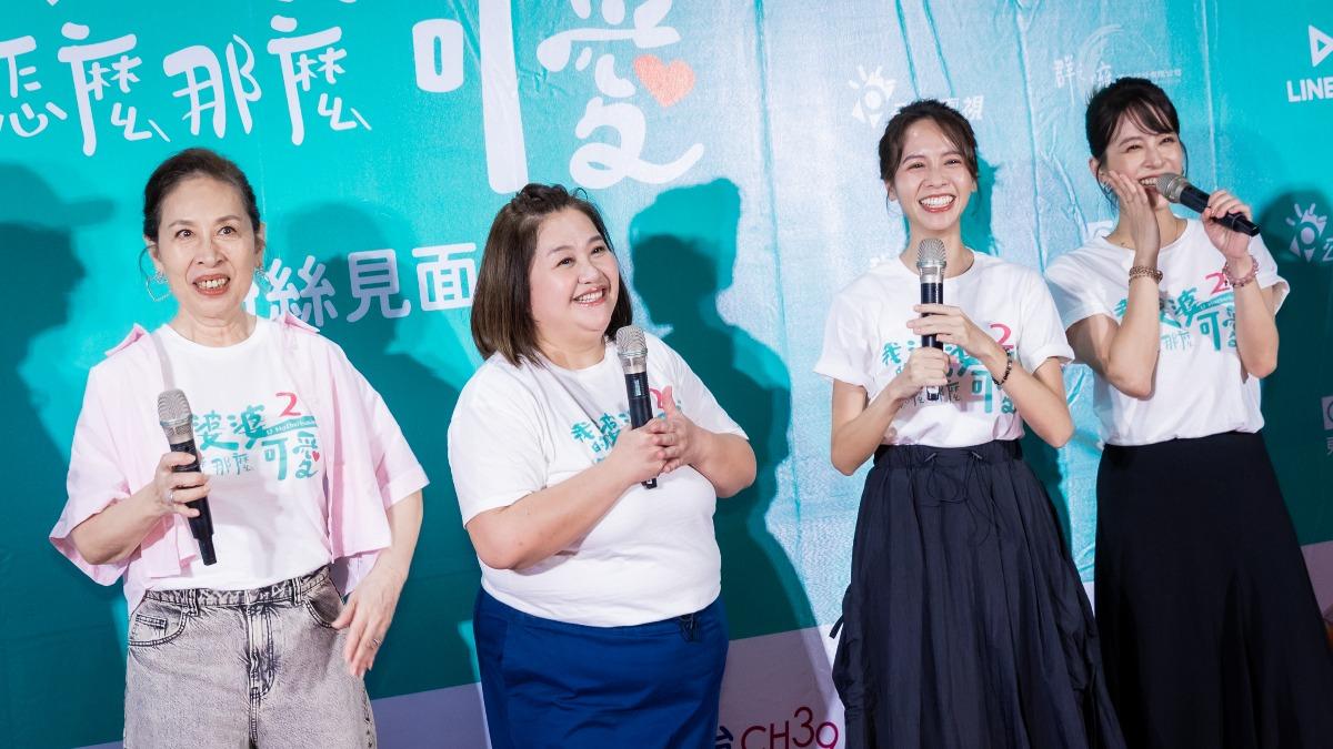 丁也恬（左起）、鍾欣凌、黃姵嘉、蘇晏霈玩拖鞋大戰。（圖／公視提供）